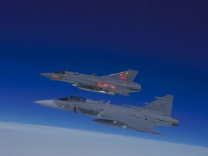 JAS39 Gripen si J-35 Draken - Sursa: basdamen.home.xs4all.nl