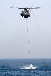 MK-105 remorcat de un elicopter MH-53E Sea Dragon - Sursa: wunderground.com