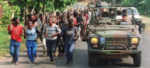 Cot la cot, militari francezi pe langa o militie pro-guvernamentala Hutu, Iunie 1994 - Sursa: AFP via presseurop.eu