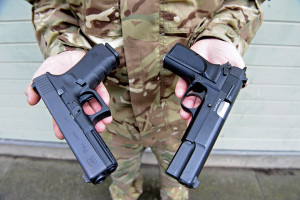 Noul si vechiul pistol regulamentar britanic - Sursa: Richard Watt, Crown Copyright/MOD 2013