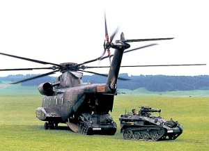 CH-53 debarcand Wiesel-1 dotat cu TOW - Sursa: combatreform.org
