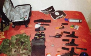 Arme descoperite in Ianuarie 2015 in apartamentul atacatorului din Vincennes, Paris , Franta - tara cu o politica anti-arme stricta - Sursa: telegraph.co.uk