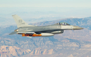 F-16 si JSM - Sursa: flightglobal.com