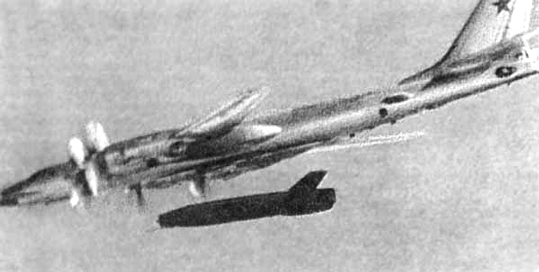 Tu-95 lansand Kh-20 - Sursa: ausairpower.net